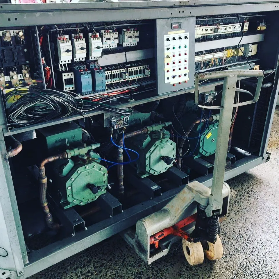 Rack com três compressores semi-herméticos e quadro de comando em manutenção